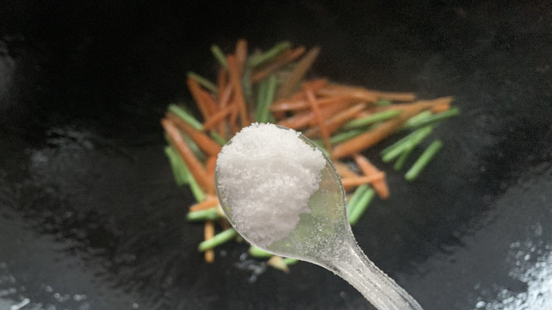 豆芽炒粉丝,加适量盐调味,翻炒均匀之后