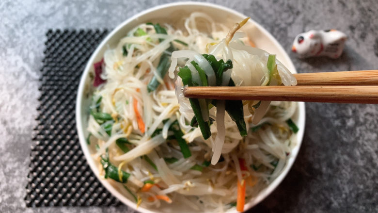 豆芽炒粉丝,有菜有主食~完全OK!