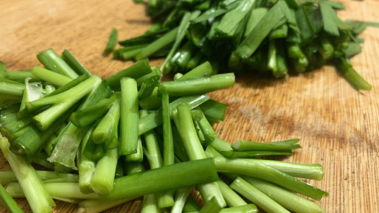 豆芽炒粉丝,韭菜洗净之后,切成段。