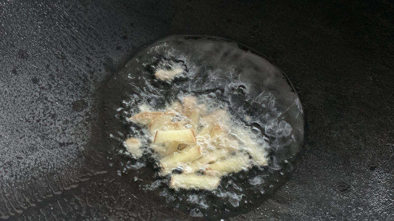 豆芽炒粉丝,热油锅,加入适量姜丝爆炒出香味。