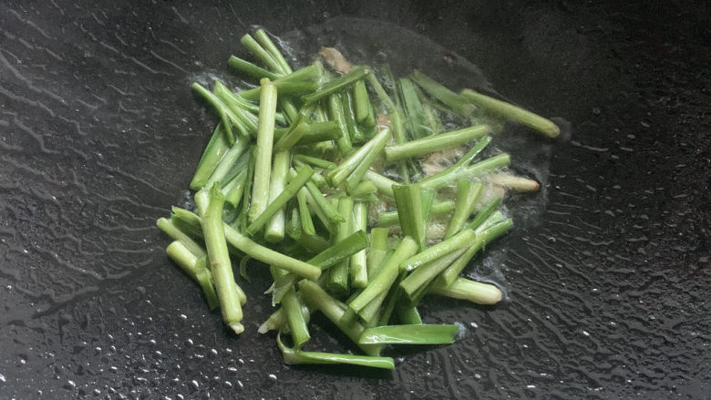 豆芽炒粉丝,加入韭菜的根部,提前爆炒。