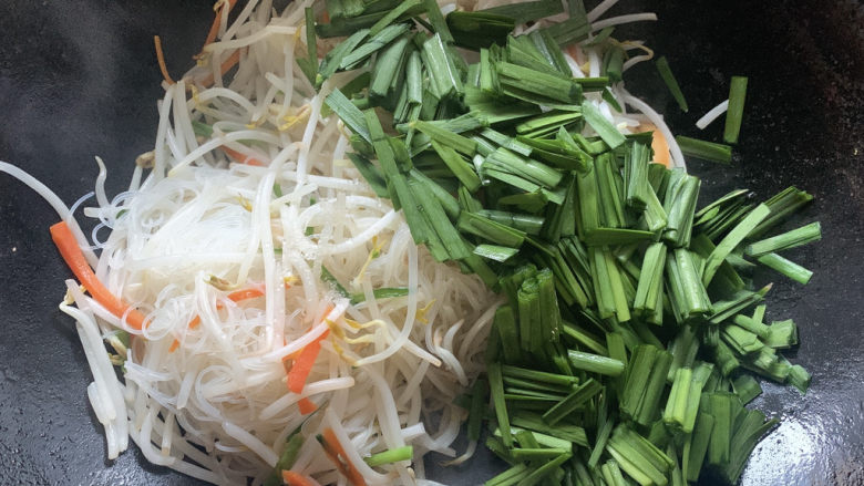 豆芽炒粉丝,炒到差不多的时候,加入韭菜段