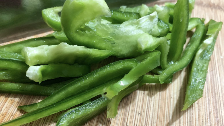 青椒炒千张,将青椒洗净,切丝备用