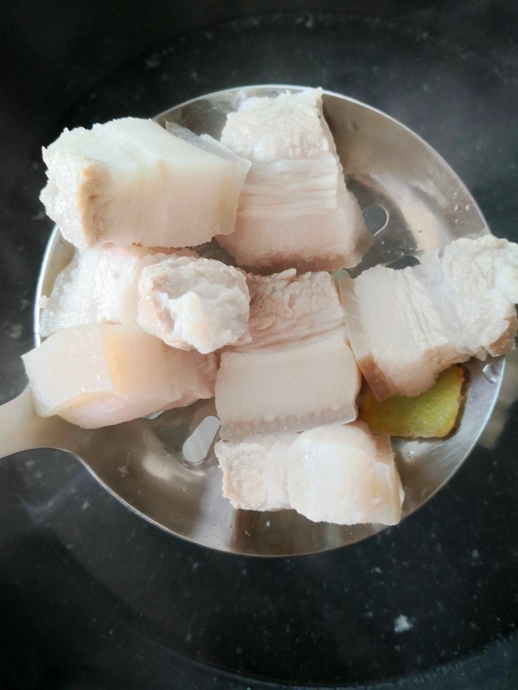 啤酒红烧肉,捞出来清洗干净