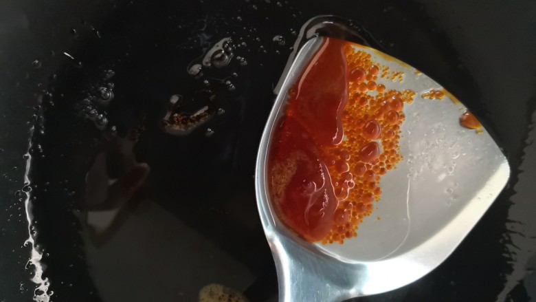 啤酒红烧肉,小火熬糖色,熬至枣红色即可