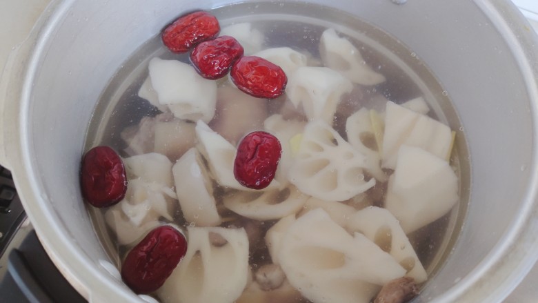 莲藕猪蹄汤,加适量清水，我加了锅体的三分之二