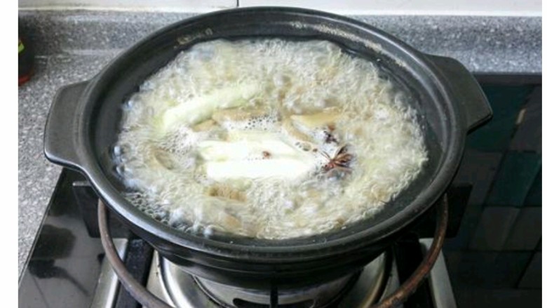 羊杂汤,5再次开锅改中火炖5分钟出香味