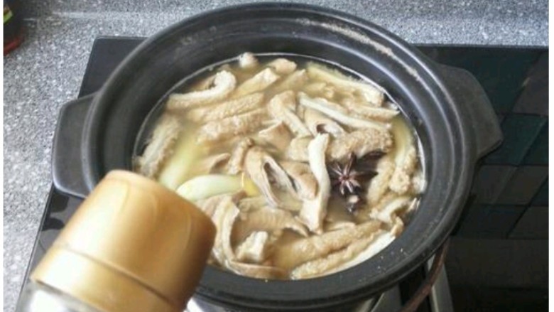 羊杂汤,7关火加入少许白胡椒粉或辣椒油,撒
少许香菜碎即可