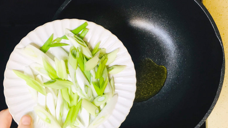鸡腿炖蘑菇,起油锅,加油烧热,加入大葱