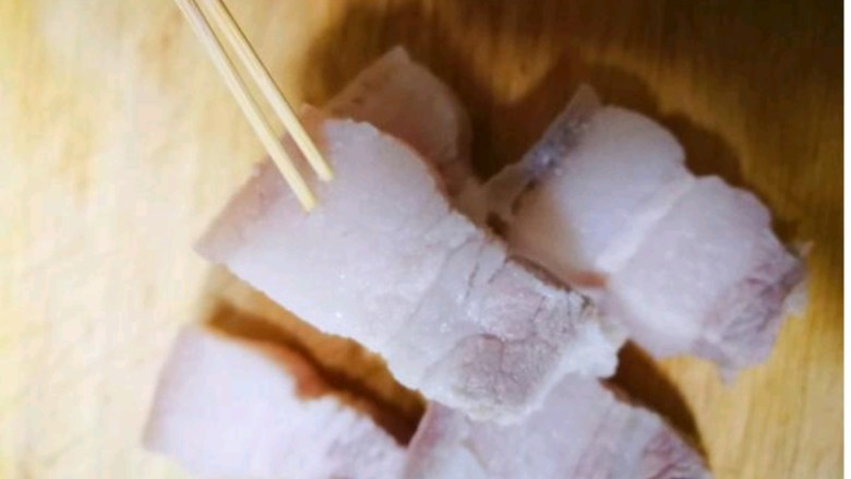 啤酒红烧肉,4 捞出,用温水洗去浮沫控干,然后用
牙签在肥肉四周扎眼,多扎深扎。
