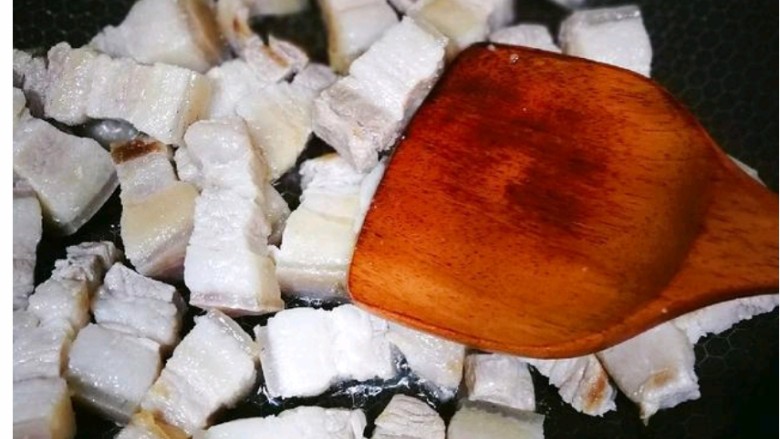 啤酒红烧肉,6炒勺内放1小勺油,放入五花肉,用铲子按压住肥肉,中小火,将肥肉里多余油脂编出来,五花肉微黄时盛出控油。(至少还能煽出半小碗油脂)