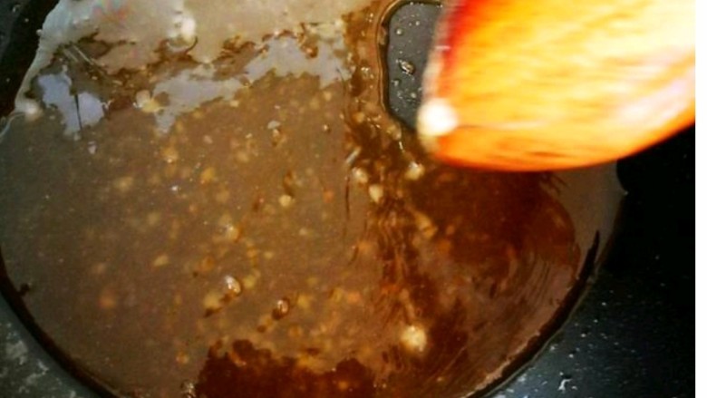 啤酒红烧肉,7炒勺放入食用油15克，放入<a style='color:red;display:inline-block;' href='/shicai/ 866'>冰糖</a>，火
稍大先使<a style='color:red;display:inline-block;' href='/shicai/ 866'>冰糖</a><a style='color:red;display:inline-block;' href='/shicai/ 866'>冰糖</a>融化后，改小火慢
熬至金黄色。
