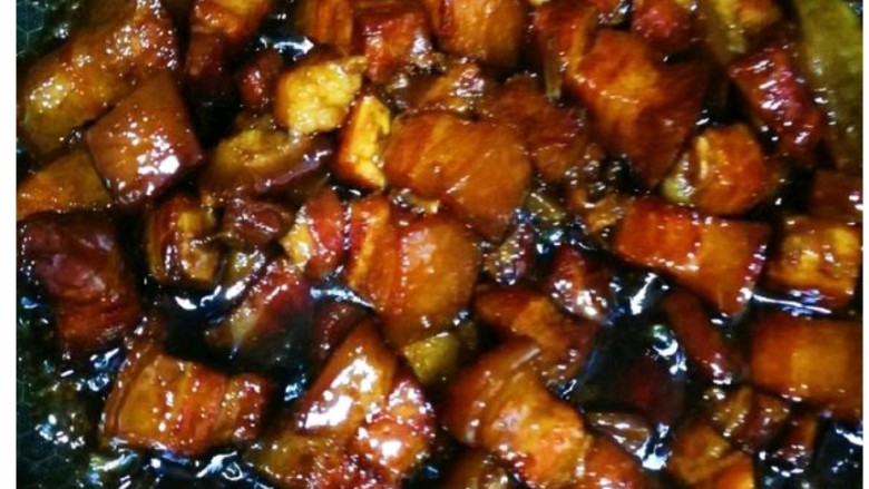 啤酒红烧肉,9 肉皮部分很容易用筷子扎进时,将葱
姜,八角、桂皮等料捡出,转大火收
汁,让红烧肉更上色红亮。