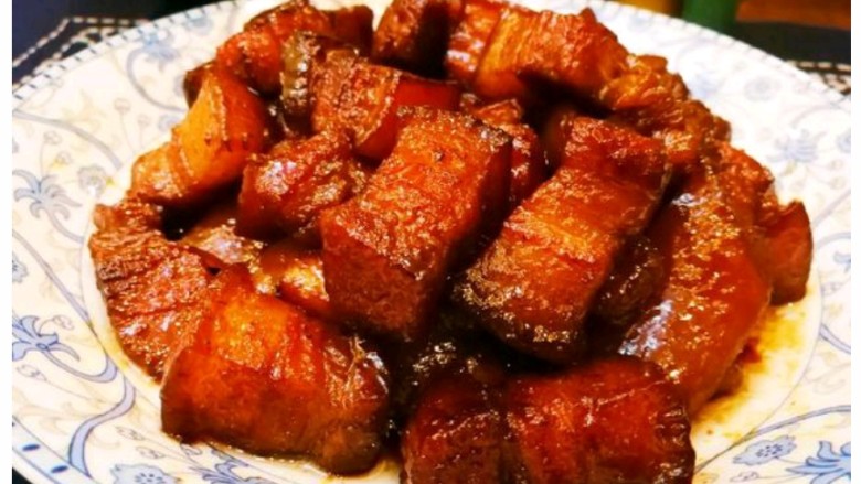 啤酒红烧肉,10 待汤汁收浓后,放入少许<a style='color:red;display:inline-block;' href='/shicai/ 717'>味精</a>翻炒匀
关火,盛盘。
