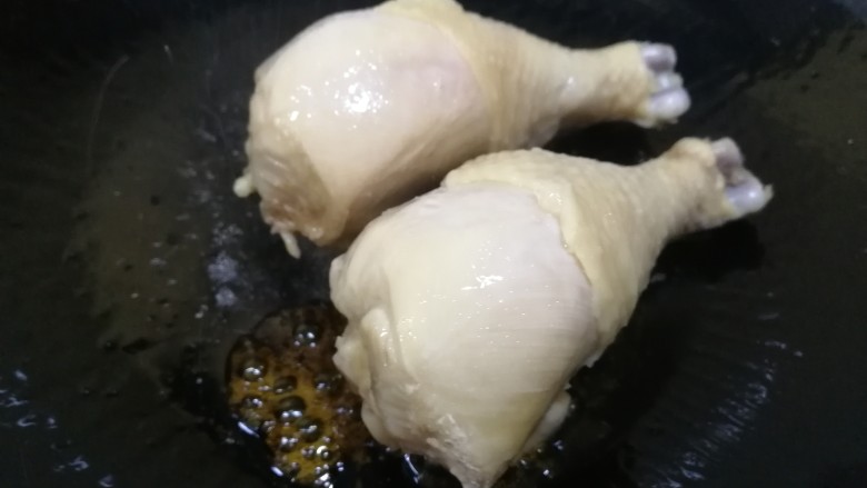 鸡腿炖蘑菇,放入鸡腿。