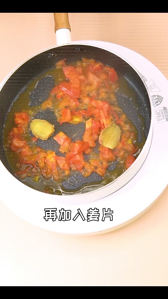 宝宝补钙辅食炖牛尾骨汤,加姜片