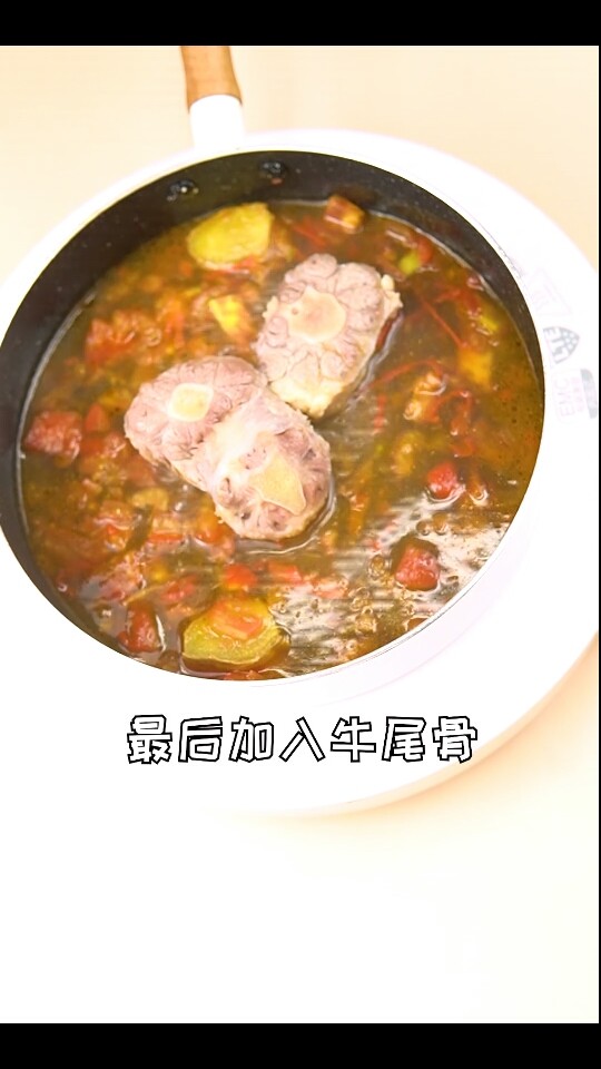 宝宝补钙辅食炖牛尾骨汤,最后加入牛尾骨