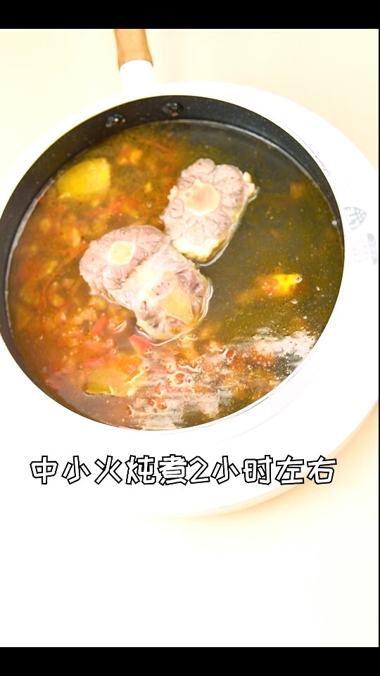 宝宝补钙辅食炖牛尾骨汤,中小火煮2小时