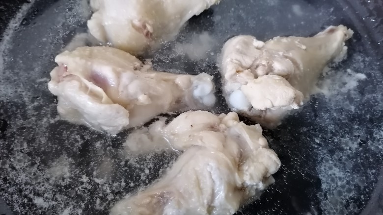 鸡腿炖蘑菇,煮至沸腾出沫