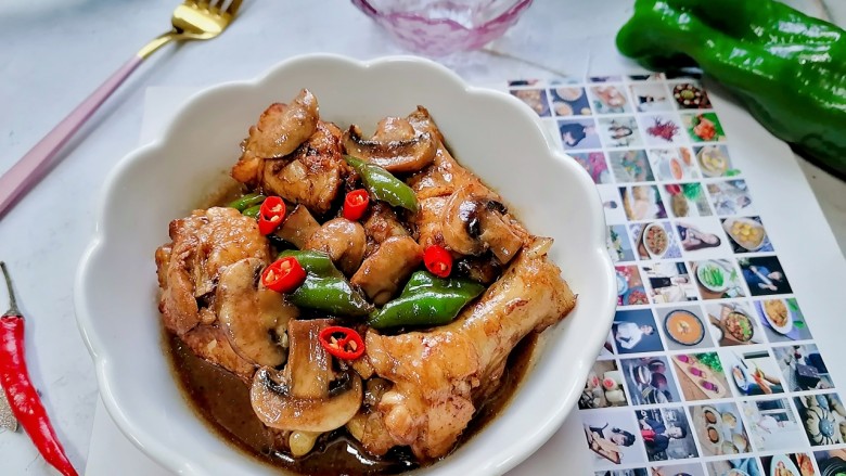 鸡腿炖蘑菇,拍上成品图,一道美味又营养的鸡腿炖蘑菇就完成了。