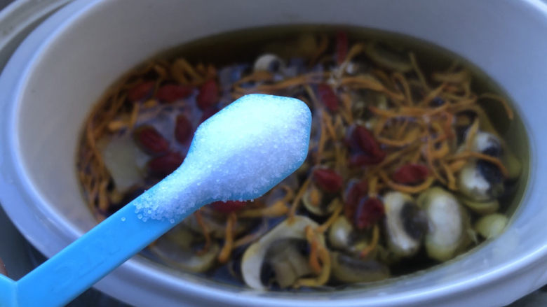 鸡腿炖蘑菇,再放入细盐,搅拌均匀,再焖几分钟即可。