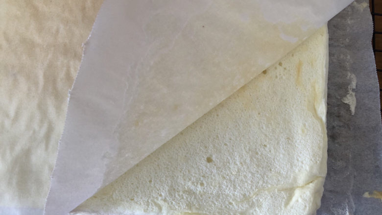 天使蛋糕卷,待稍凉后后揭去油纸,会带走一层表面,蛋糕会显得更白。