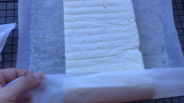 天使蛋糕卷,我是做一半的卷,所以平均分成两半。