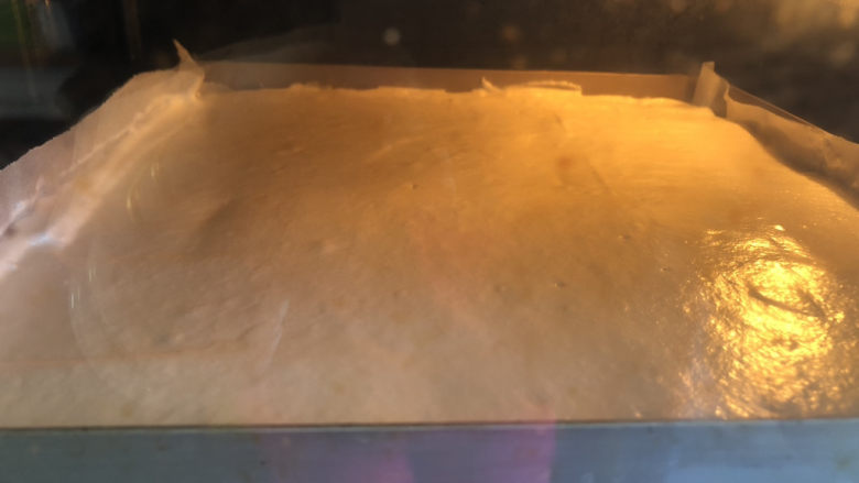 巧克力白玉卷,烤箱预热160度,烤约25分钟。