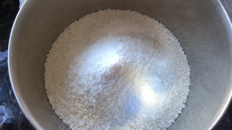 桂花豆沙松糕,全部过筛完毕,不可以压实。