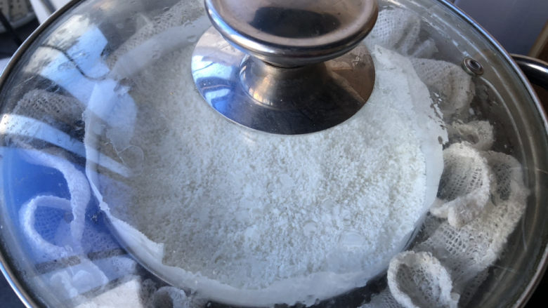 桂花豆沙松糕,冷水上锅蒸40分钟左右,焖5分钟。
