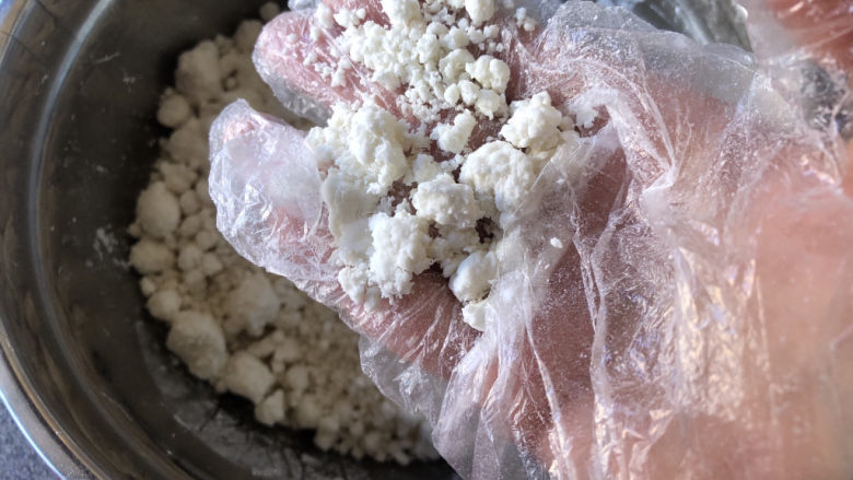 桂花豆沙松糕,一捻又可以松散开来。