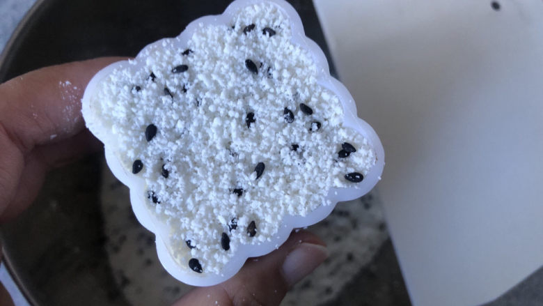 红糖葡萄干米糕,刮平。