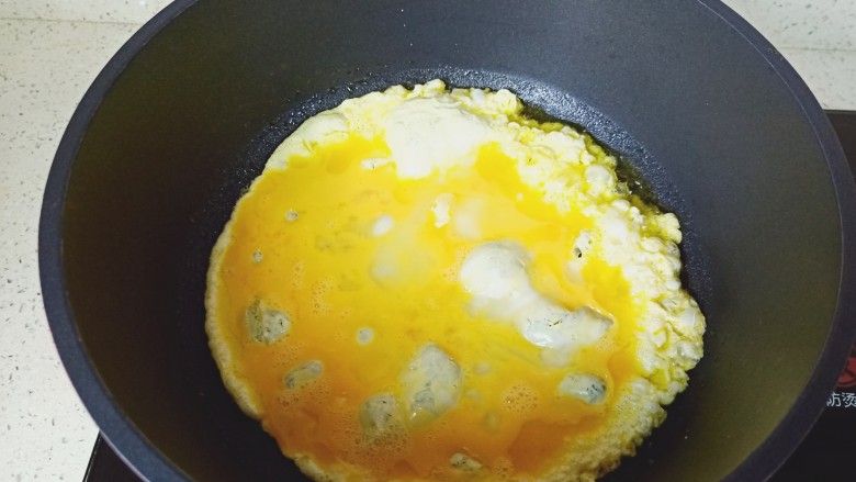 佛手瓜炒鸡蛋,锅热放少许食用油,有油微微有点热,再倒入鸡蛋液开大火煎。