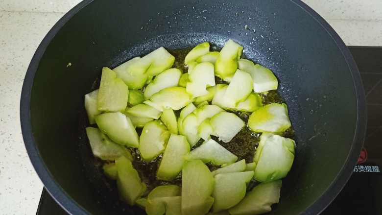 佛手瓜炒鸡蛋,锅热再放一点食用油，下佛手瓜翻炒几下。