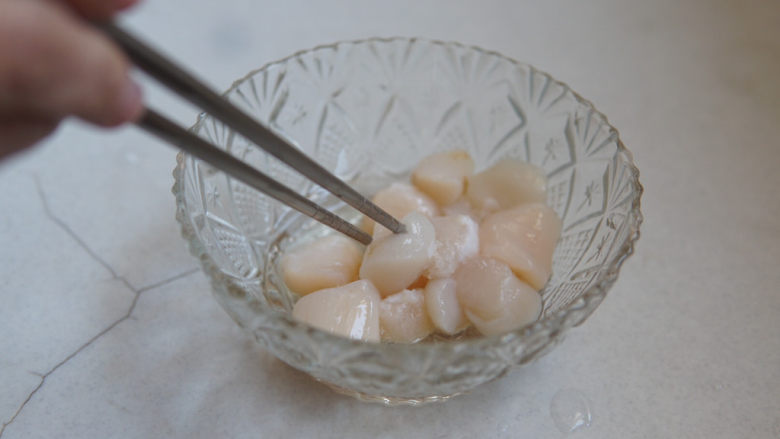 瑶柱蒸蛋,拌匀静置五分钟,入味,去腥