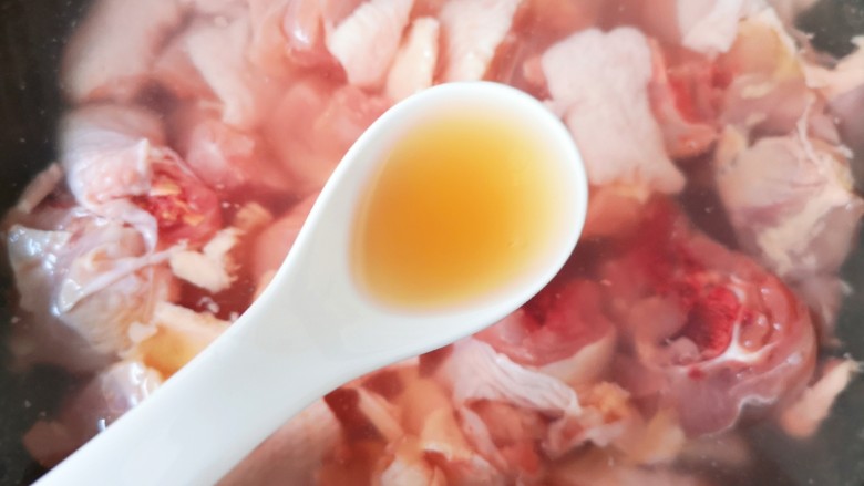 鸡腿炖蘑菇,加入2勺<a style='color:red;display:inline-block;' href='/shicai/ 718'>料酒</a>,烧开焯水。