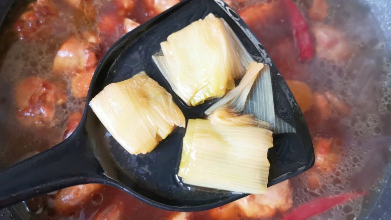 鸡腿炖蘑菇,半个小时以后鸡腿基本上熟了,挑出葱段不要。