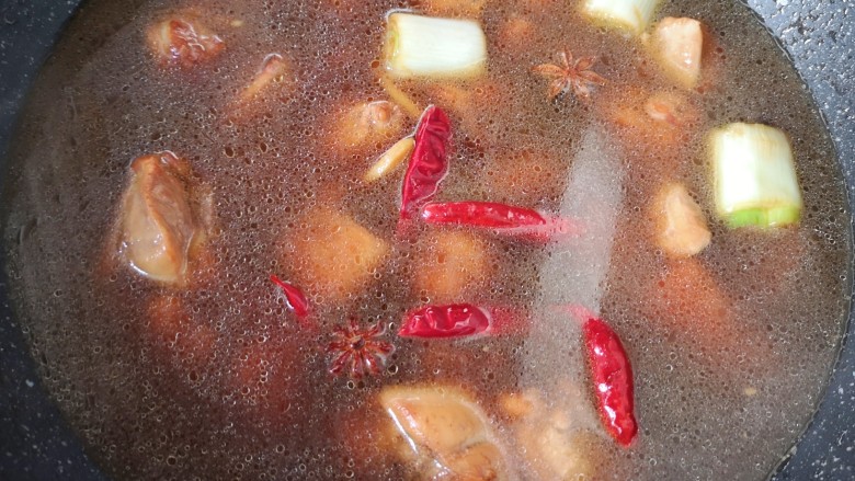 鸡腿炖蘑菇,加入开水没过鸡腿,大火烧开以后转中火炖半个小时。