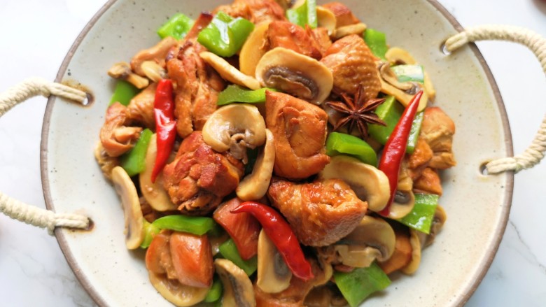 鸡腿炖蘑菇,开饭啦!