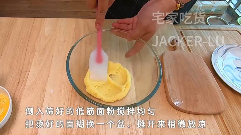 简单迷你小泡芙,外皮酥脆,甜而不腻,香浓可口,真的超级好吃。,把烫好的面糊换一个盆,摊开来稍微放凉一会。