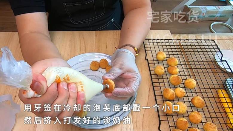 简单迷你小泡芙,外皮酥脆,甜而不腻,香浓可口,真的超级好吃。,挤入打发好的淡奶油。
