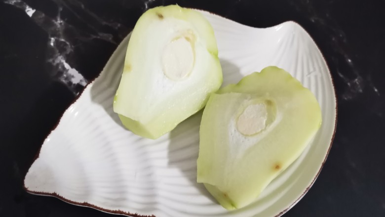 佛手瓜炒鸡蛋,对半切开,去掉里面的籽