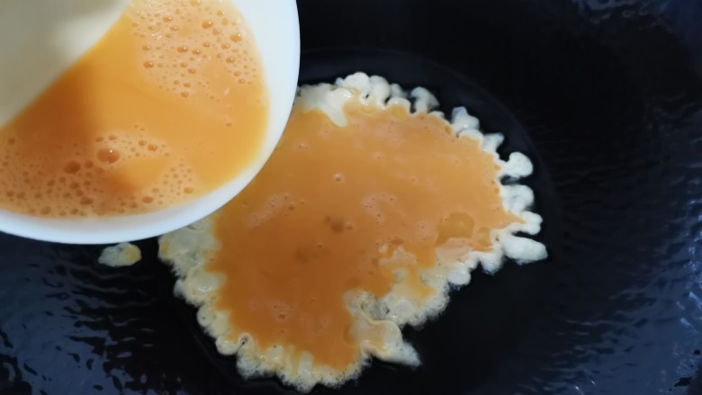 佛手瓜炒鸡蛋,热锅倒入少许油,倒入鸡蛋液
