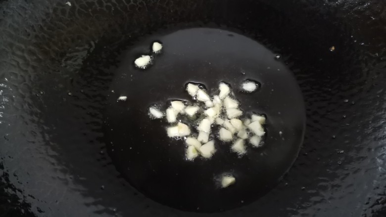 佛手瓜炒鸡蛋,另起锅倒入少许油,放入蒜末爆香