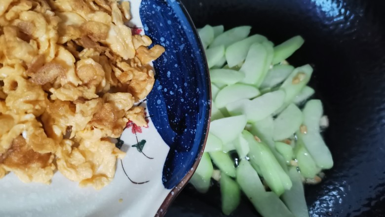 佛手瓜炒鸡蛋,佛手瓜炒稍软,倒入鸡蛋炒匀