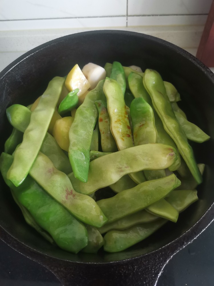 有豆角烧山药,起锅下食材