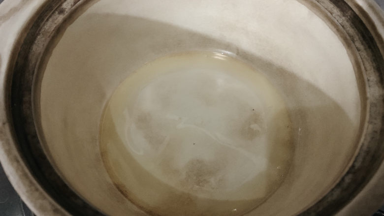 蘑菇炖豆腐,砂锅预热,加适量油