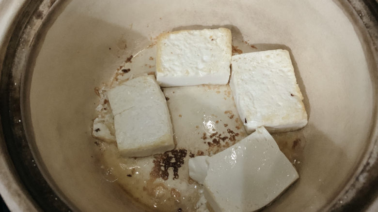蘑菇炖豆腐,两面稍微定型之后,出锅