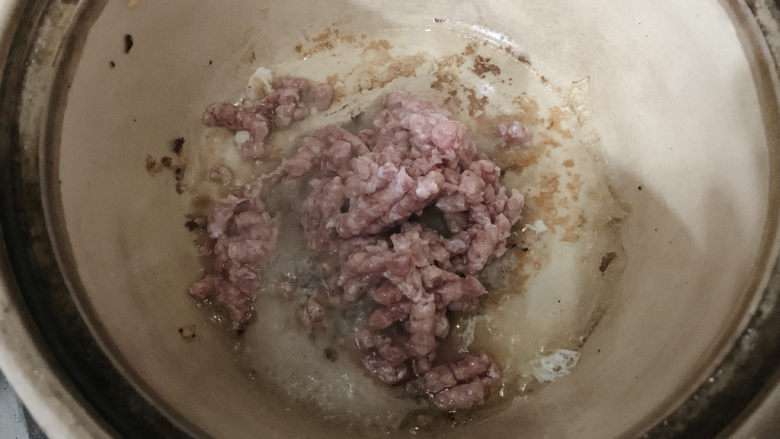 蘑菇炖豆腐,将肥瘦相间的肉沫,入锅中煸炒,一变色即可出锅