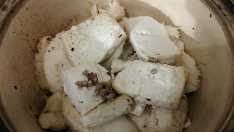 蘑菇炖豆腐,炒至微微变软,加入豆腐